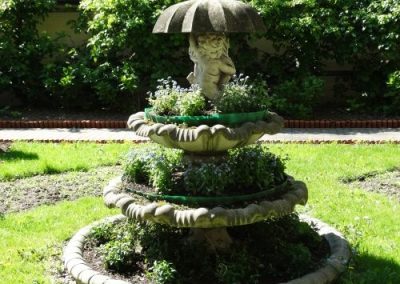 Ogrodowa fontanna.