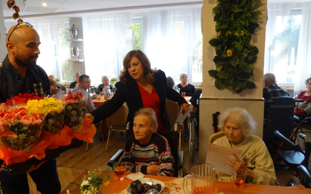 Pani Dyrektor Małgorzata Słomian złożyła życzenia i wręczyła dyplomy naszym jubilatom, którzy ukończyli 90 rok życia