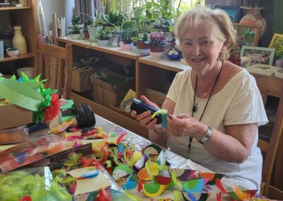 Wolontariuszka pani Jola robiaca kolorowe ptaszki - przygotowania do pikniku
